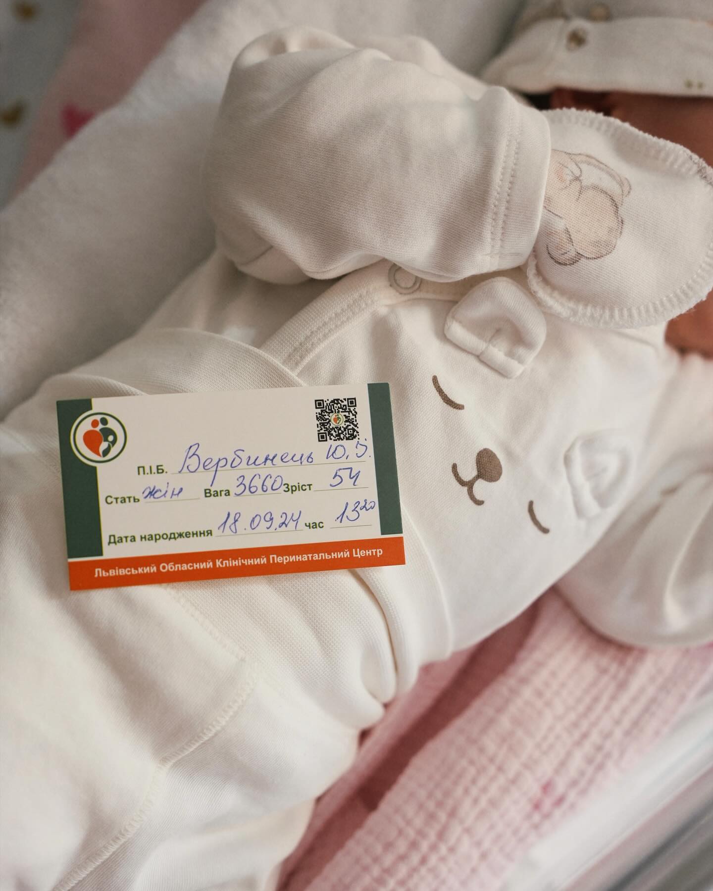 Блогерка Верба поділилася щемливим відео з пологів і показала обличчя дитини